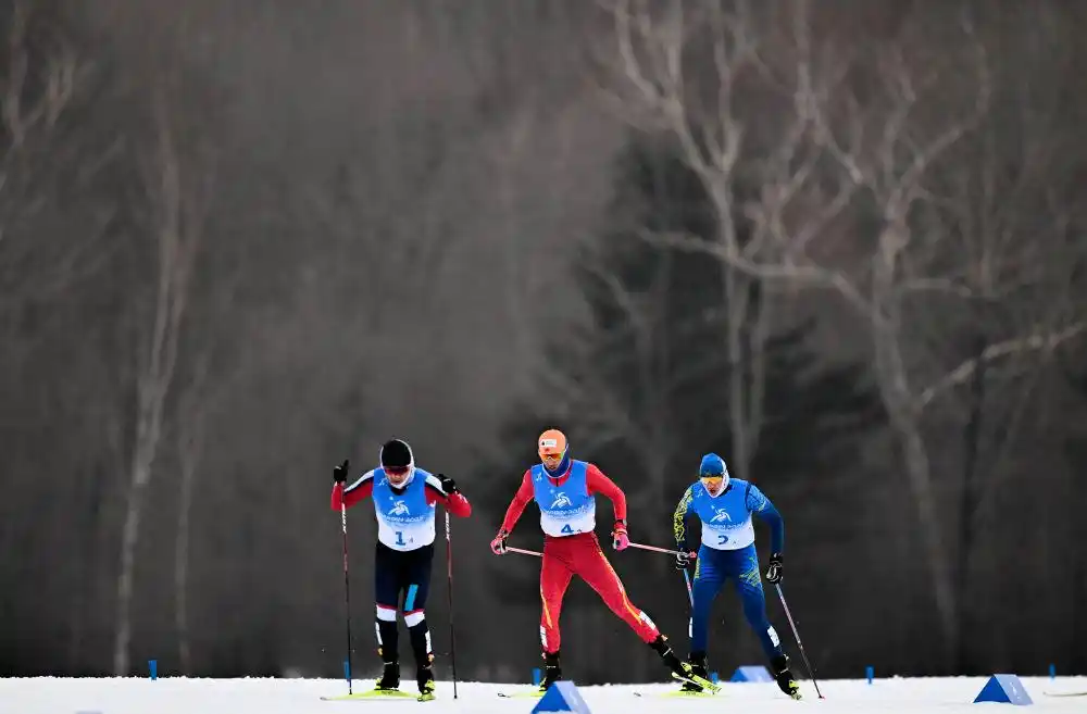 中国亚冬会冰雪故事_中国冰雪运动发展历程_冬奥会运动员
