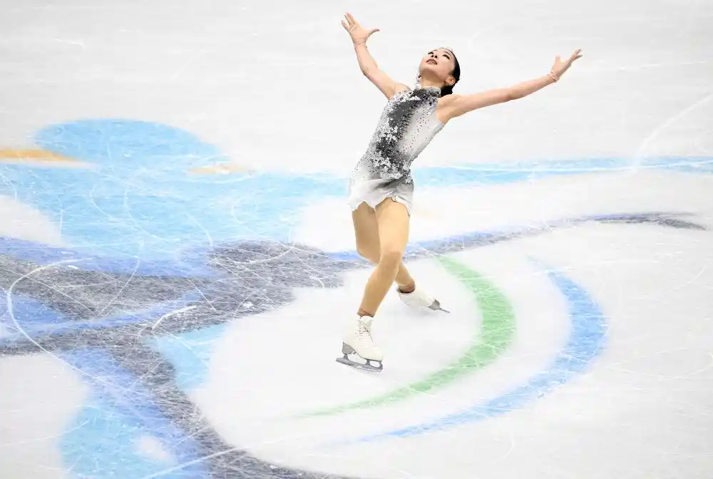 中国亚冬会冰雪故事_中国冰雪运动发展历程_冬奥会运动员