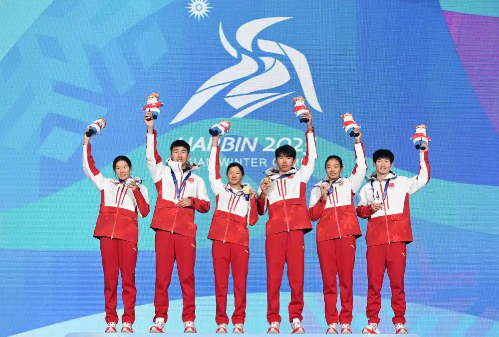 中国冰雪运动发展历程_中国亚冬会冰雪故事_冬奥会运动员