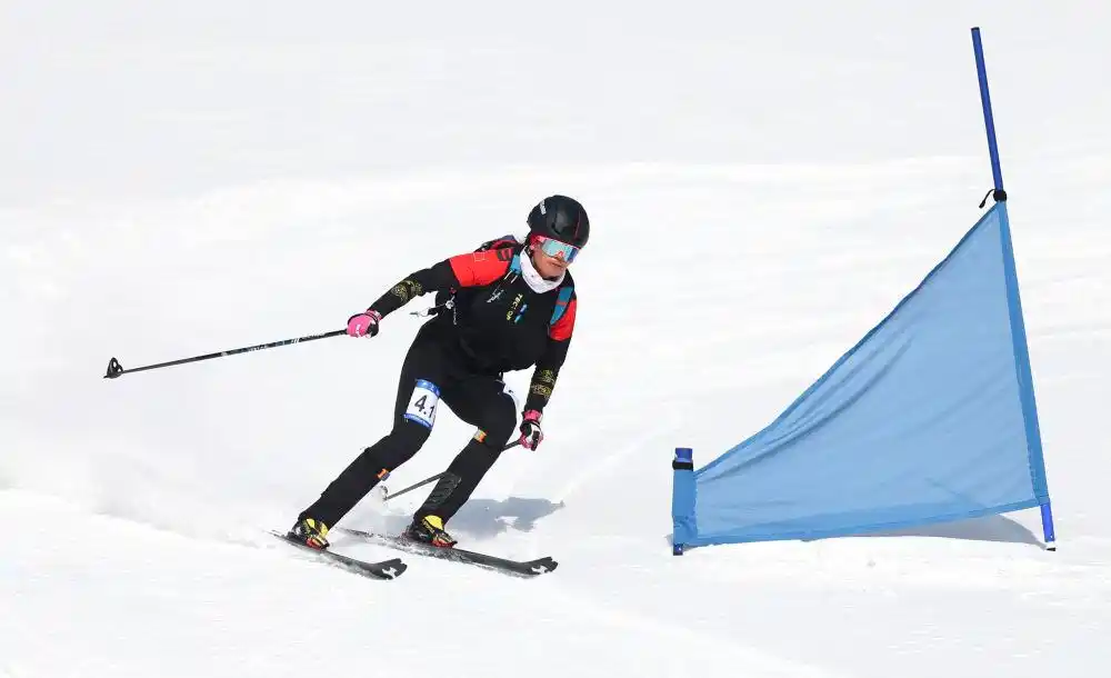 中国冰雪运动发展历程_中国亚冬会冰雪故事_冬奥会运动员