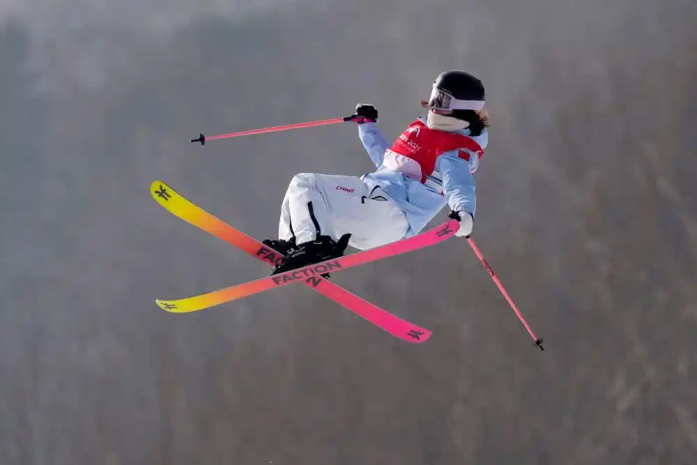 中国冰雪运动发展历程_冬奥会运动员_中国亚冬会冰雪故事