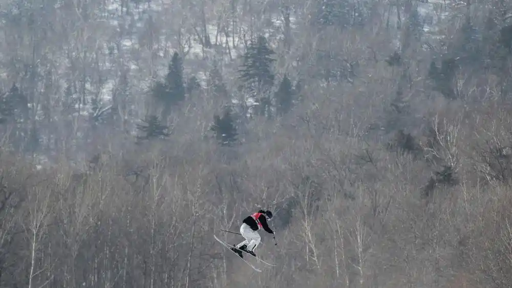 中国冰雪运动发展历程_中国亚冬会冰雪故事_冬奥会运动员