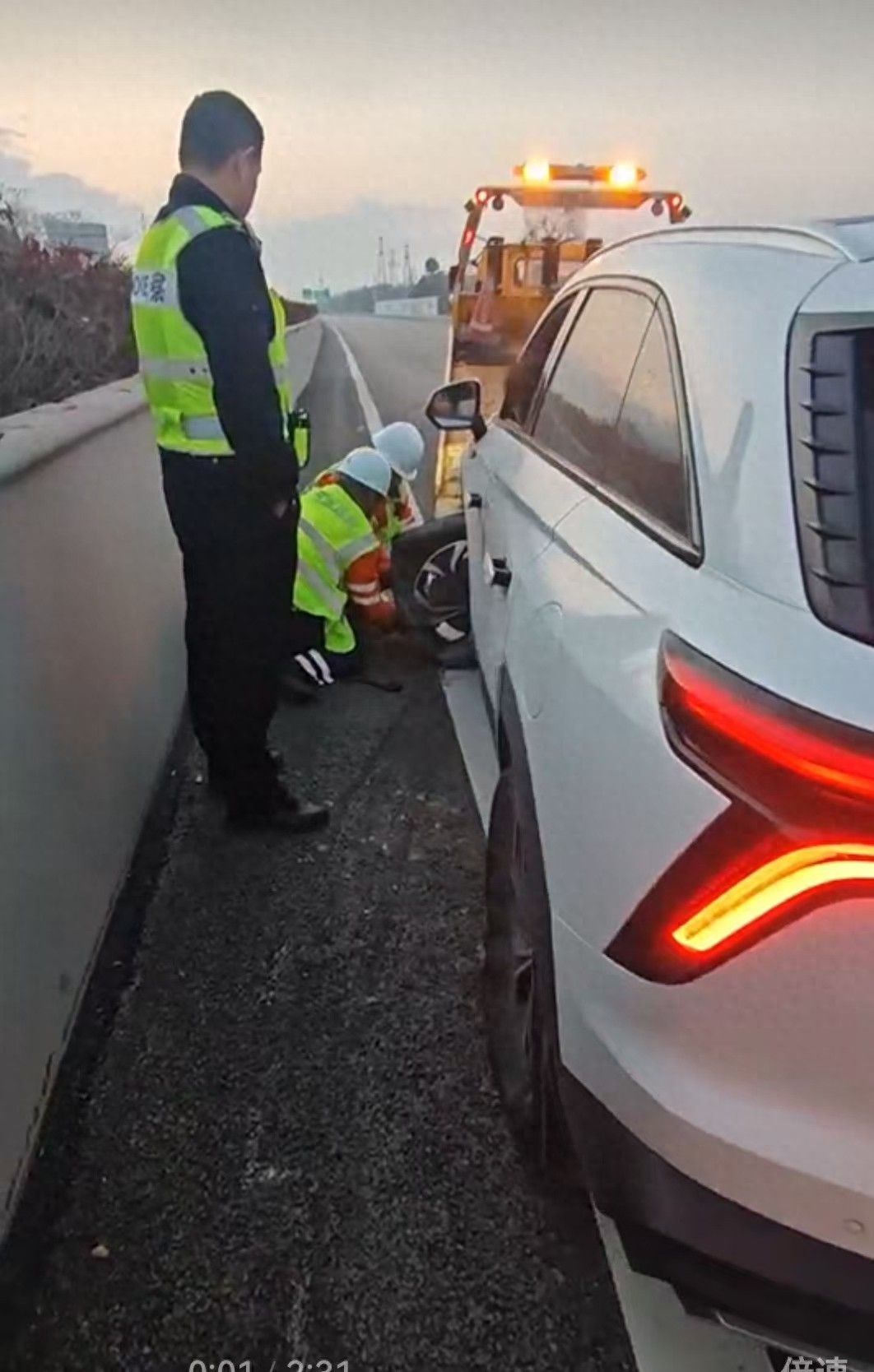 沪渝高速武黄段车辆单碰事故 36 分钟完成救援清障