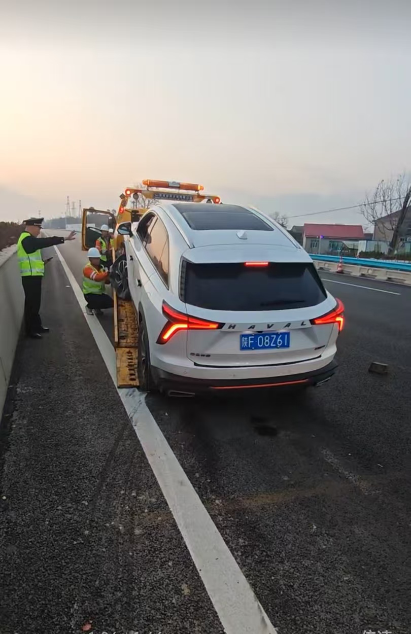 春节假期高速公路清障_沪渝高速车辆单碰事故救援_高速事故