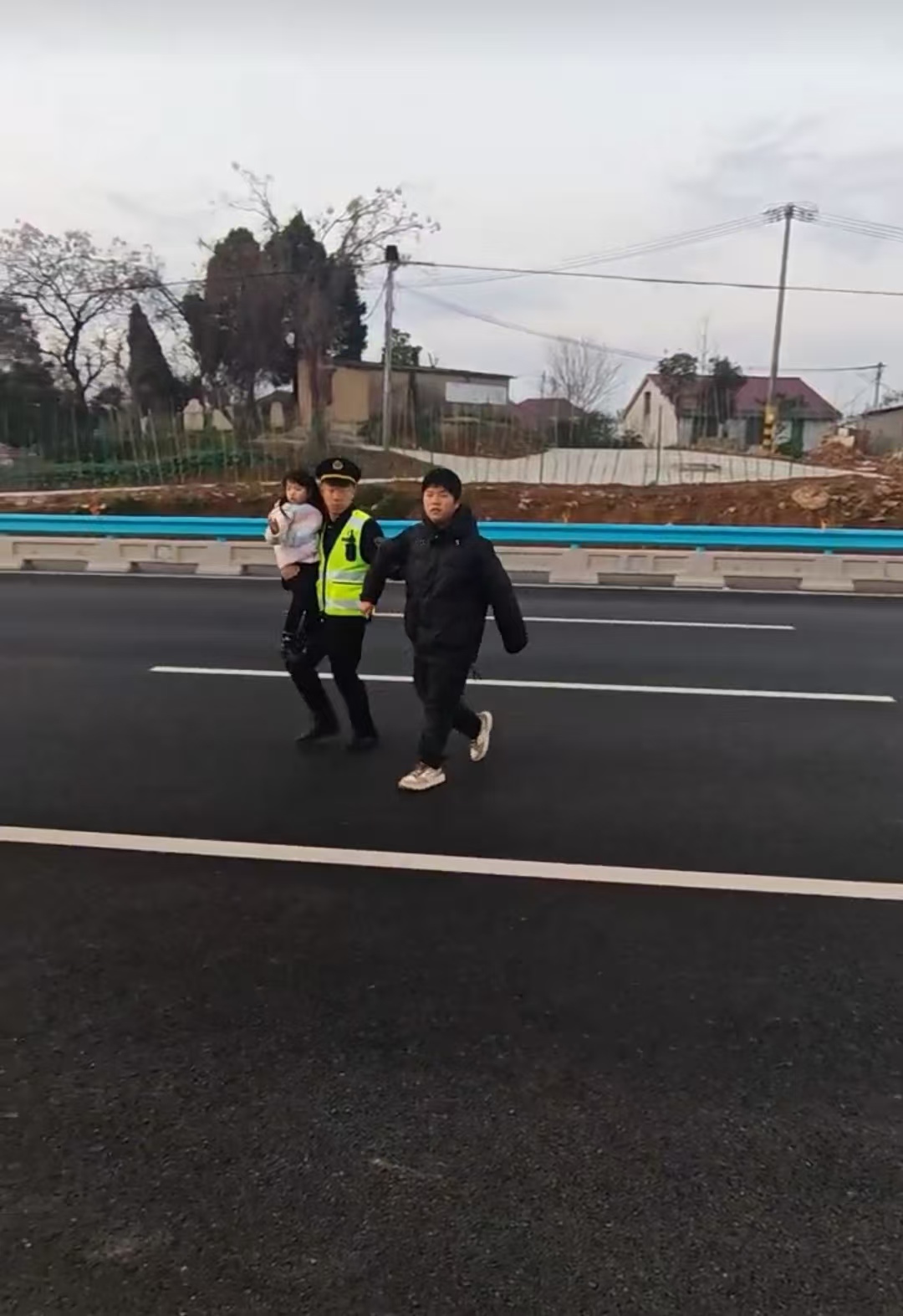 沪渝高速车辆单碰事故救援_高速事故_春节假期高速公路清障