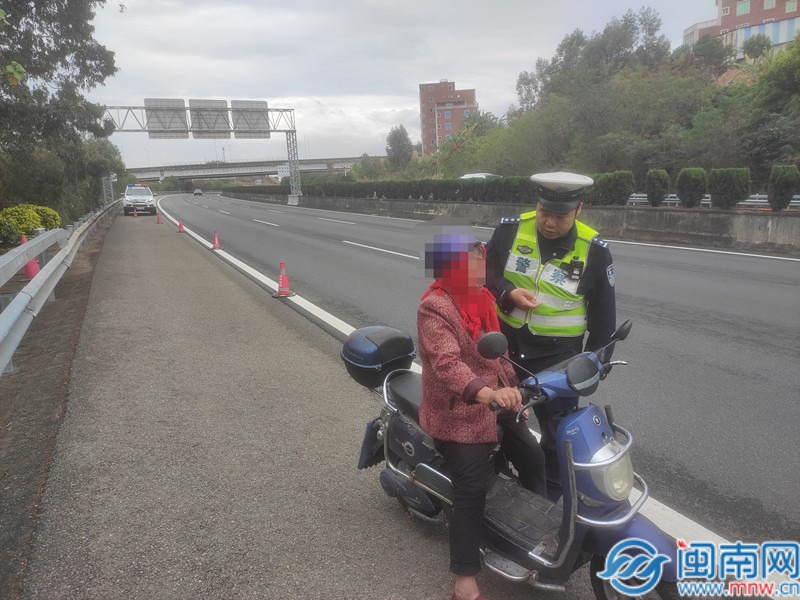 泉莆高速交警成功处置老人误上高速警情并进行安全教育