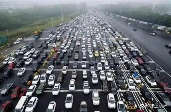 高速公里数_高速公路免费政策调整_七座及以下小型客车节假日免费政策争议