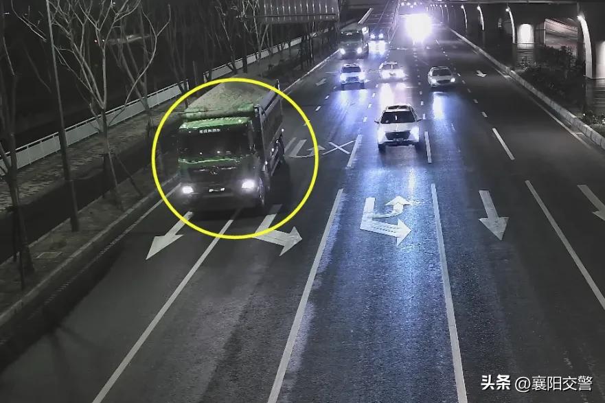 故意污损机动车号牌处罚标准_违章处理_襄阳交警查处闯红灯大货车