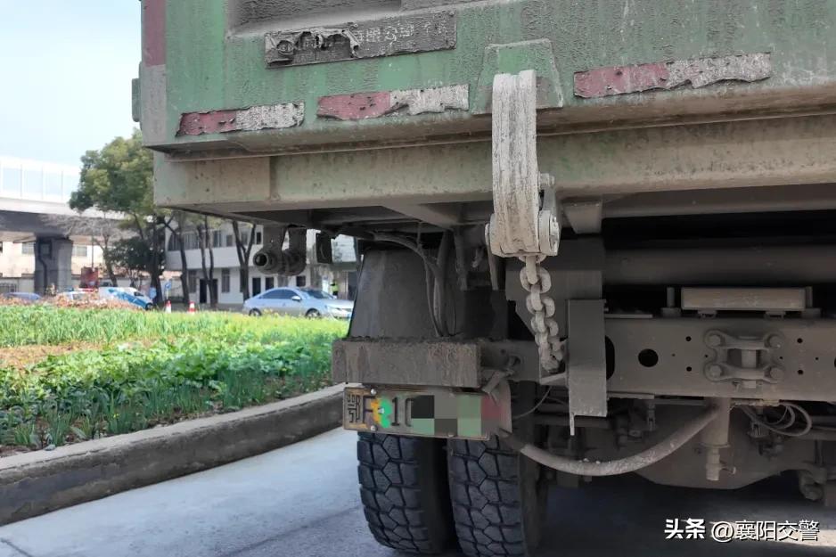 襄阳交警查处闯红灯大货车_违章处理_故意污损机动车号牌处罚标准
