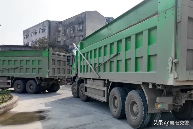 故意污损机动车号牌处罚标准_襄阳交警查处闯红灯大货车_违章处理