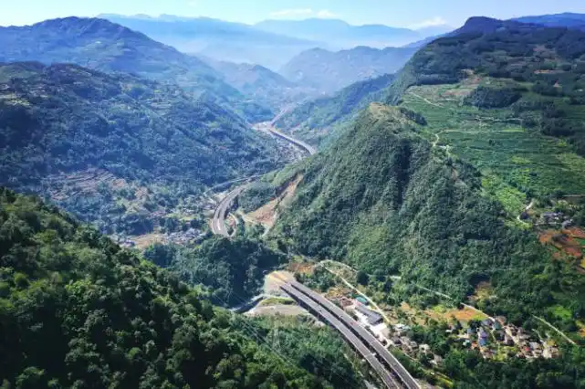 高速隧道_峨汉高速大峡谷隧道双洞贯通_世界第一埋深高速公路隧道