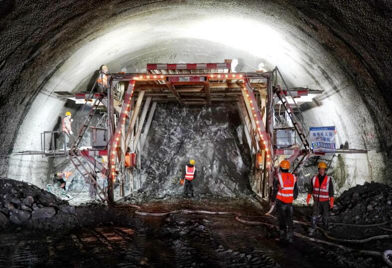安徽路桥宣泾高速首次隧道爆破成功，施工驶入‘快车道’
