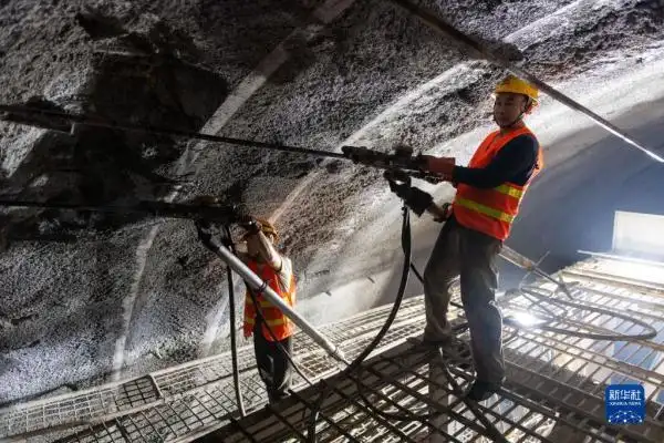 湖南桑龙高速天福岭隧道双线贯通_高速隧道_桑龙高速项目进展