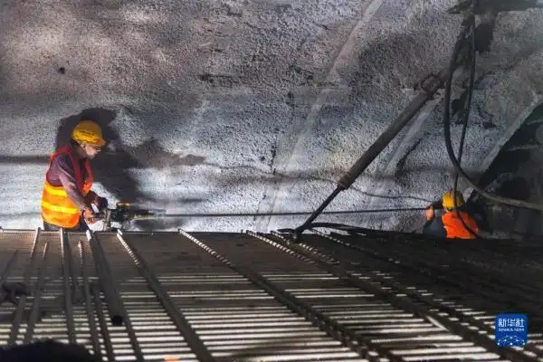 高速隧道_湖南桑龙高速天福岭隧道双线贯通_桑龙高速项目进展