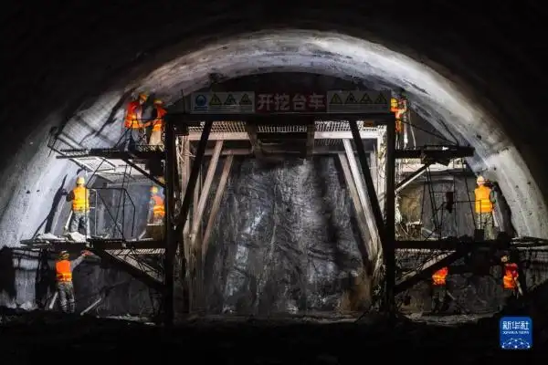 湖南桑龙高速天福岭隧道双线贯通_高速隧道_桑龙高速项目进展