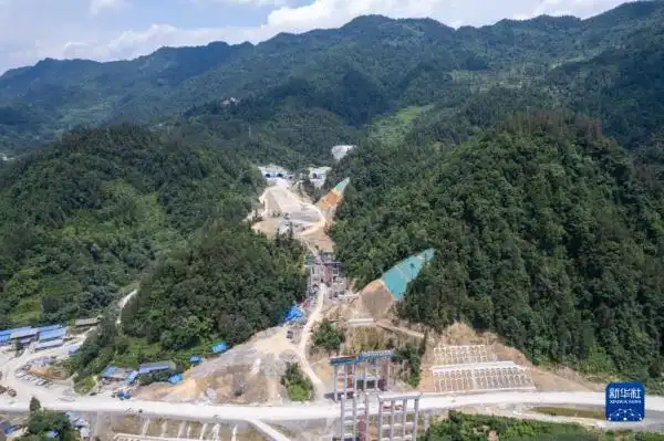 桑龙高速项目进展_湖南桑龙高速天福岭隧道双线贯通_高速隧道
