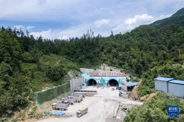 高速隧道_桑龙高速项目进展_湖南桑龙高速天福岭隧道双线贯通