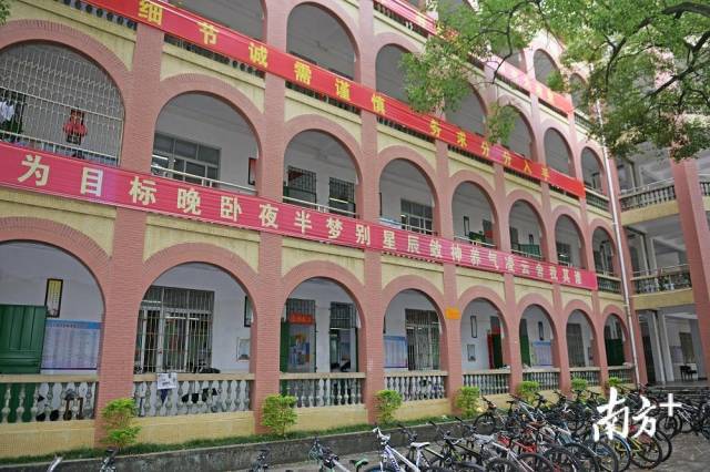 梅州中学高三片区的标语激励着学生们。