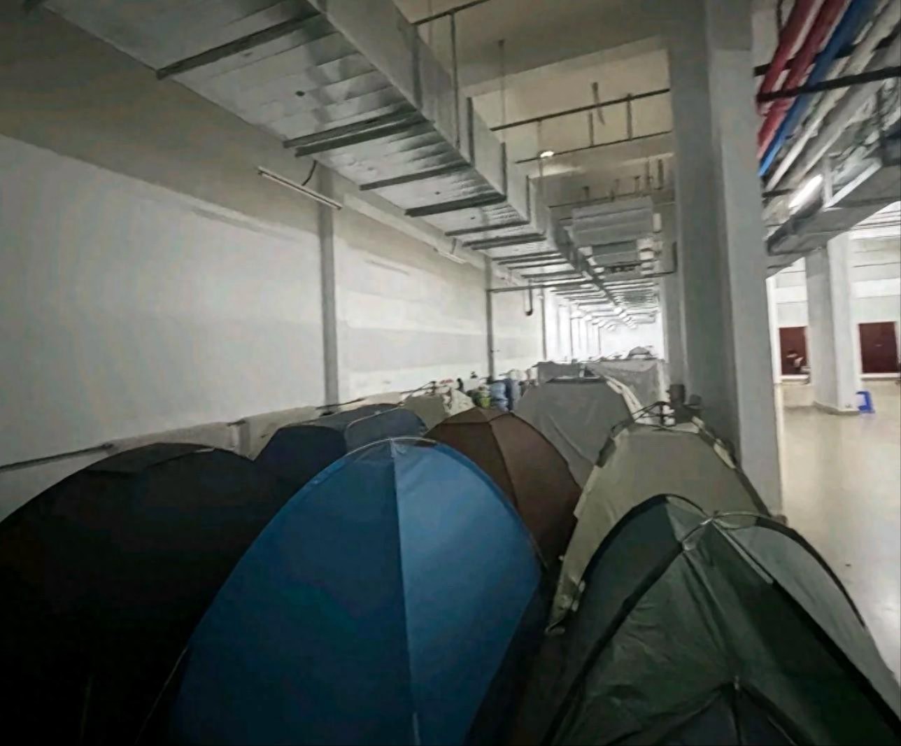 大学宿舍_吉林大学宿舍电路老旧无法安装空调_吉林大学宿舍没有空调 学生搭帐篷过夜