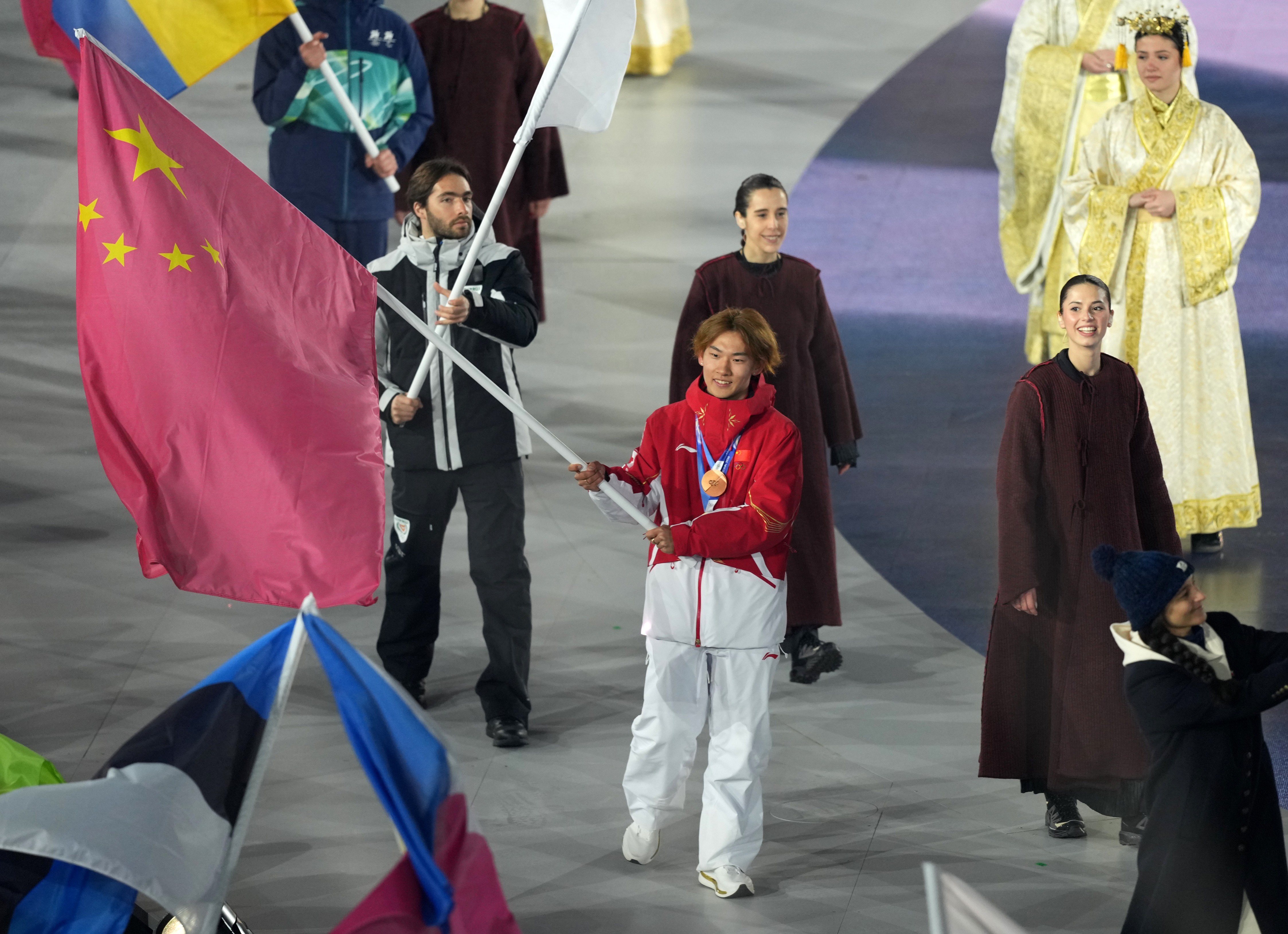 2026米兰冬奥会闭幕式：苏翊鸣作为中国代表团旗手入场