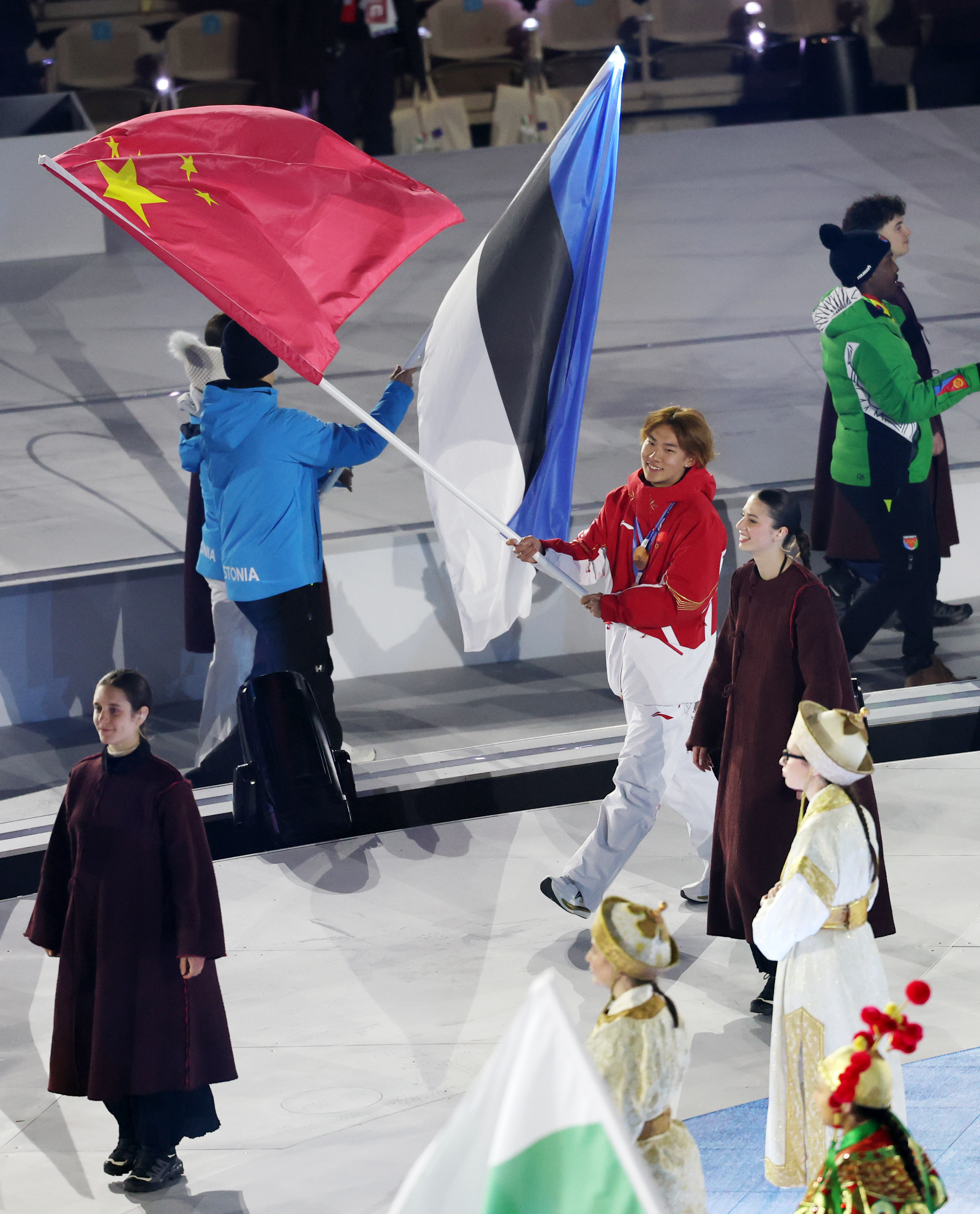 2026米兰科尔蒂纳冬奥会闭幕式 中国代表团旗手苏翊鸣 入场仪式_冬奥会闭幕式