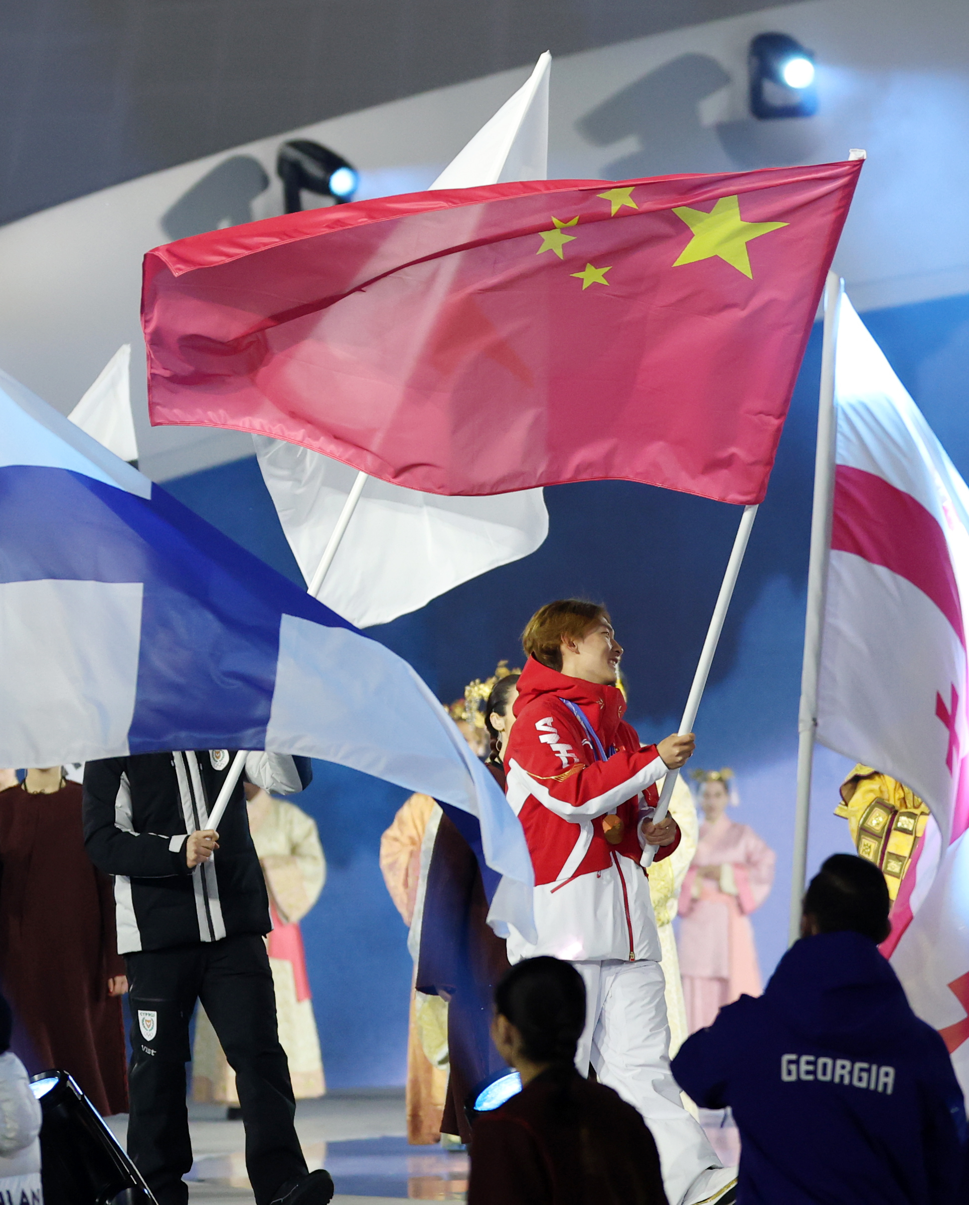 2026米兰科尔蒂纳冬奥会闭幕式 中国代表团旗手苏翊鸣 入场仪式_冬奥会闭幕式