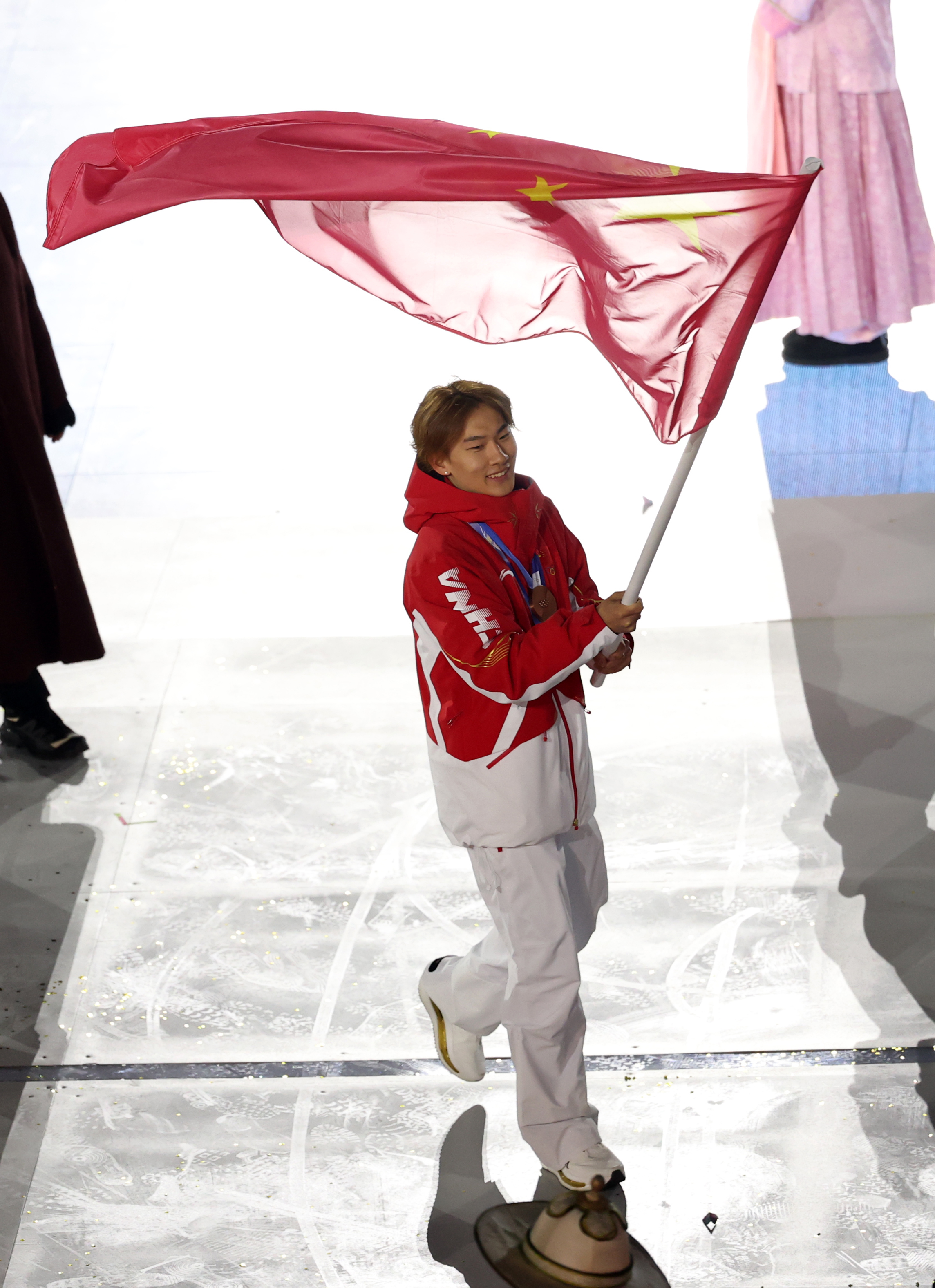 冬奥会闭幕式_2026米兰科尔蒂纳冬奥会闭幕式 中国代表团旗手苏翊鸣 入场仪式