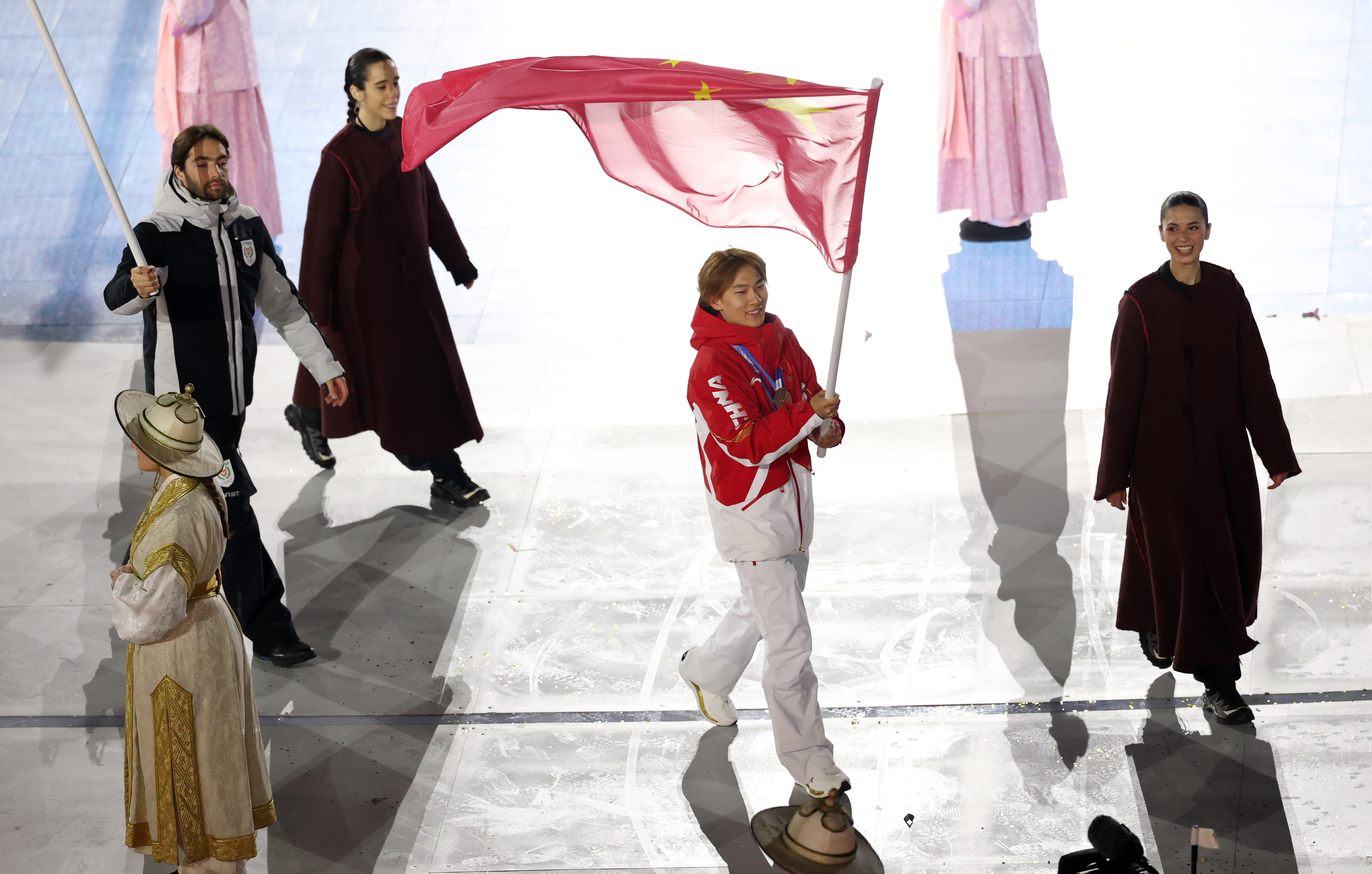 冬奥会闭幕式_2026米兰科尔蒂纳冬奥会闭幕式 中国代表团旗手苏翊鸣 入场仪式