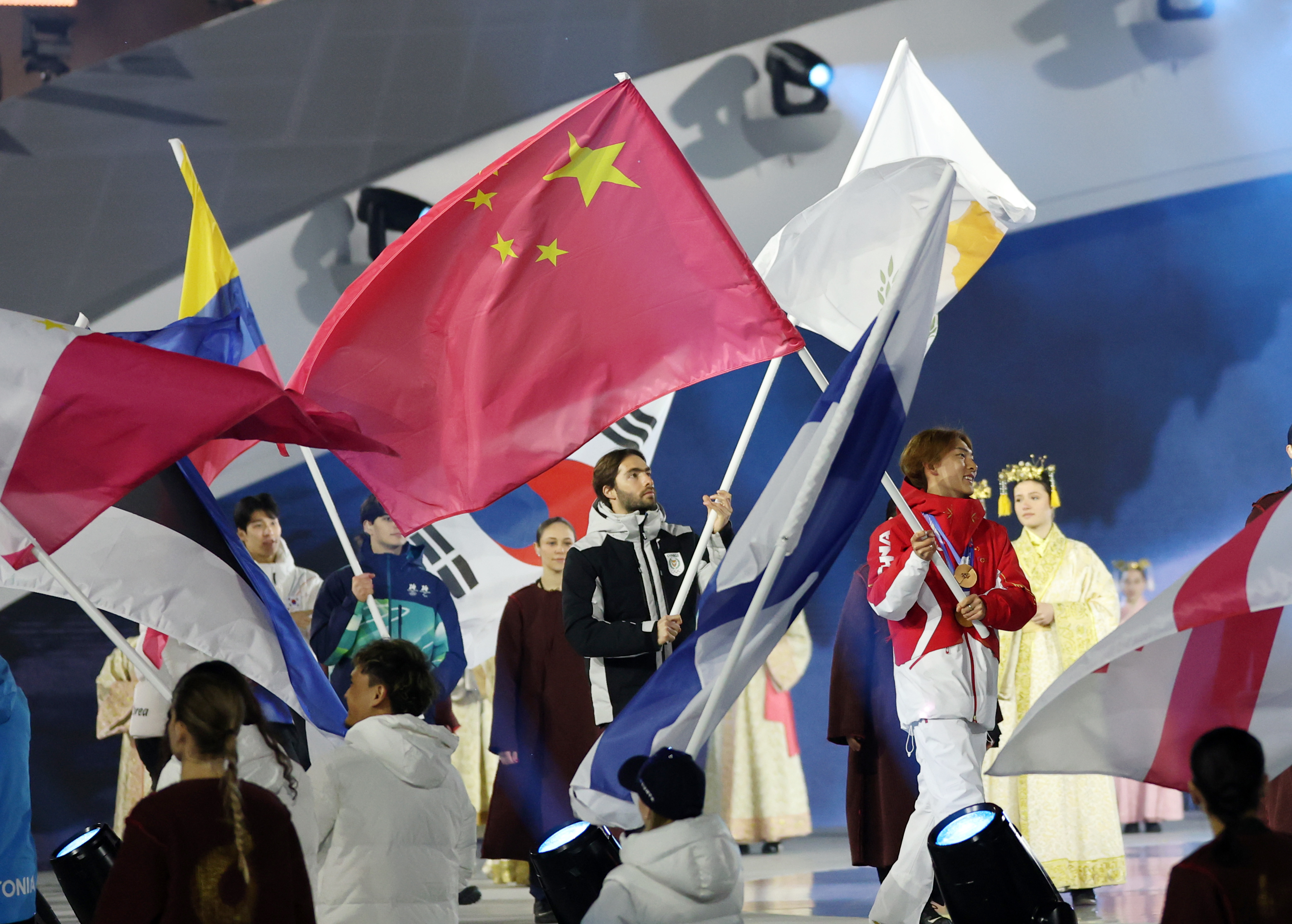 2026米兰科尔蒂纳冬奥会闭幕式 中国代表团旗手苏翊鸣 入场仪式_冬奥会闭幕式