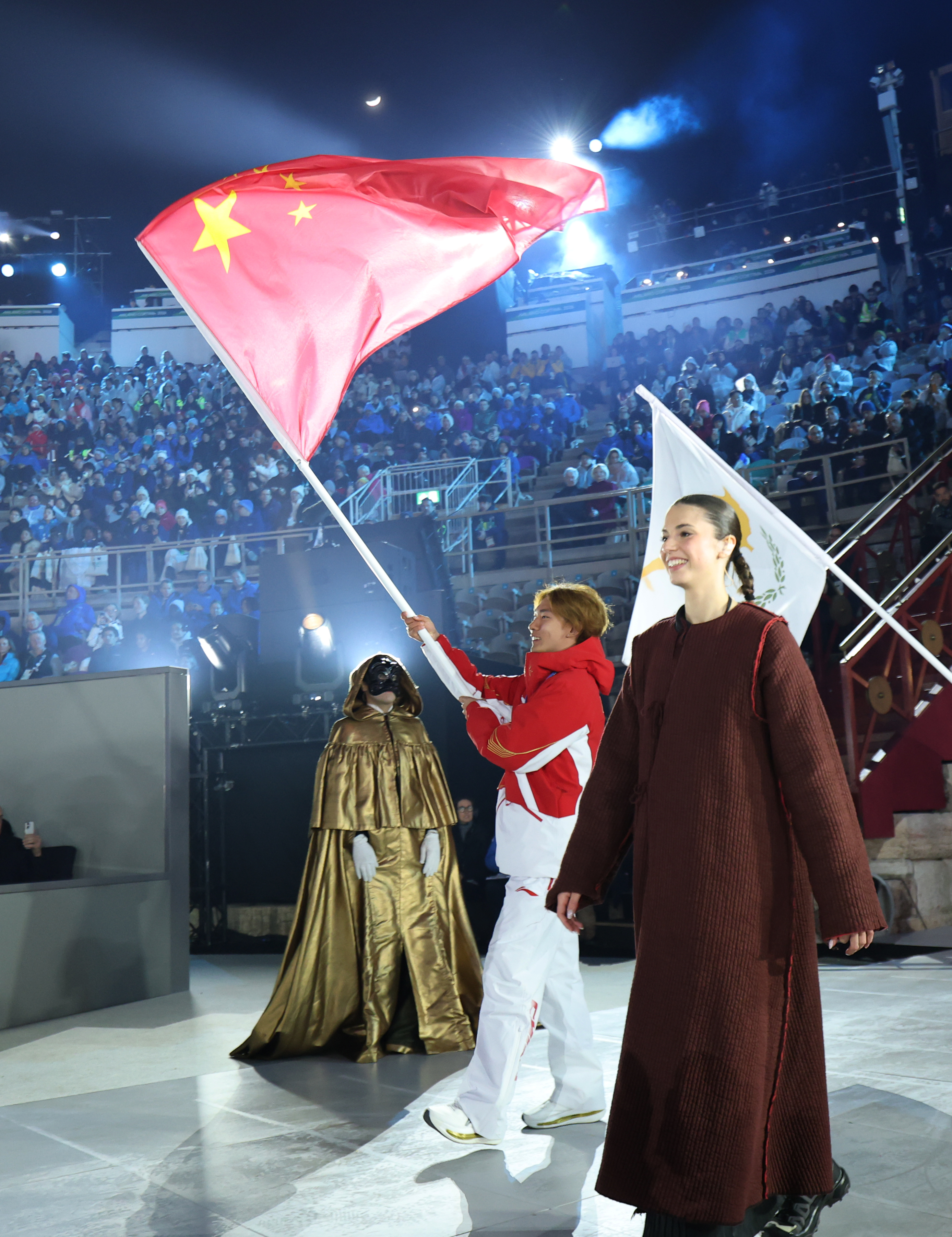 2026米兰科尔蒂纳冬奥会闭幕式 中国代表团旗手苏翊鸣 入场仪式_冬奥会闭幕式