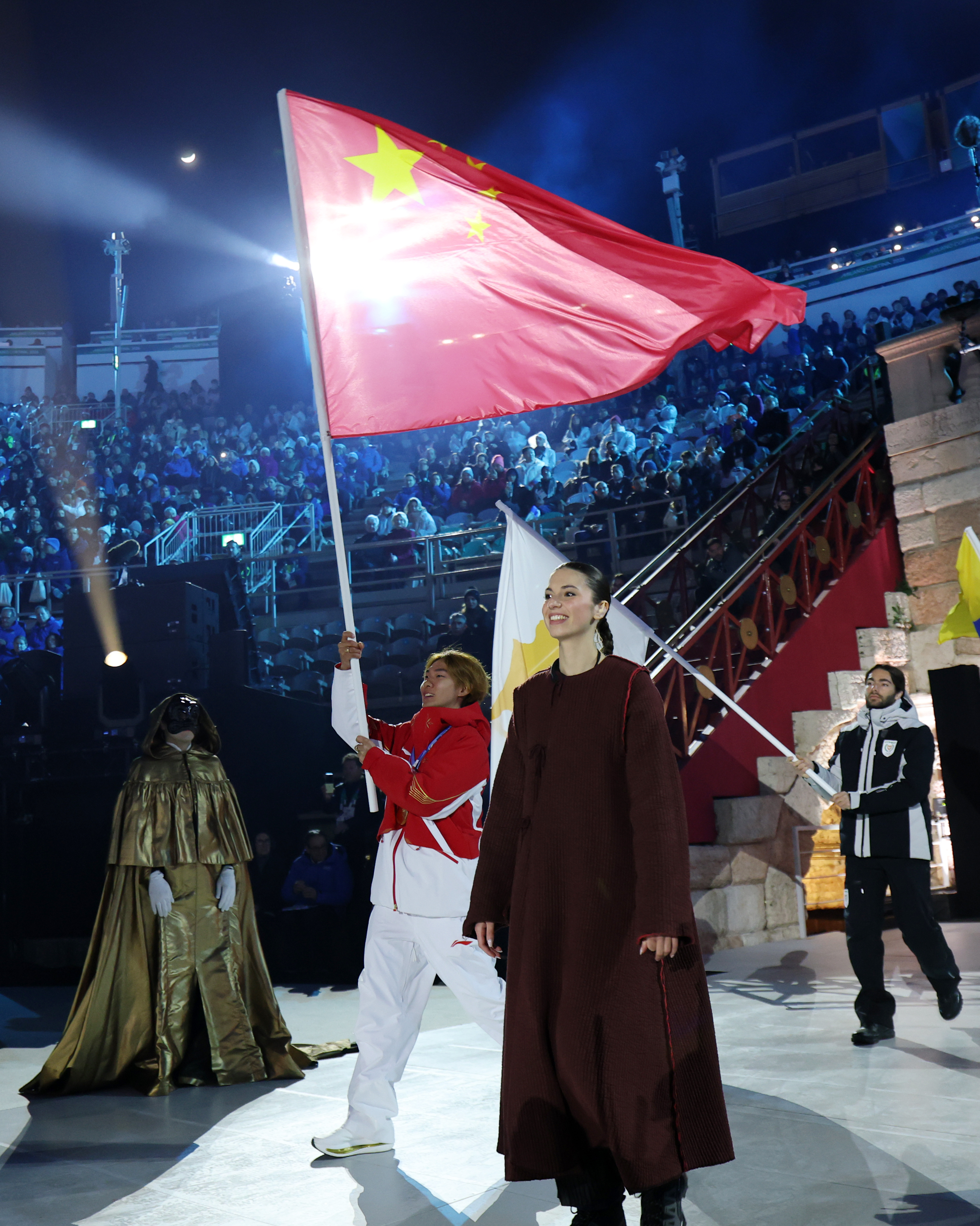 冬奥会闭幕式_2026米兰科尔蒂纳冬奥会闭幕式 中国代表团旗手苏翊鸣 入场仪式