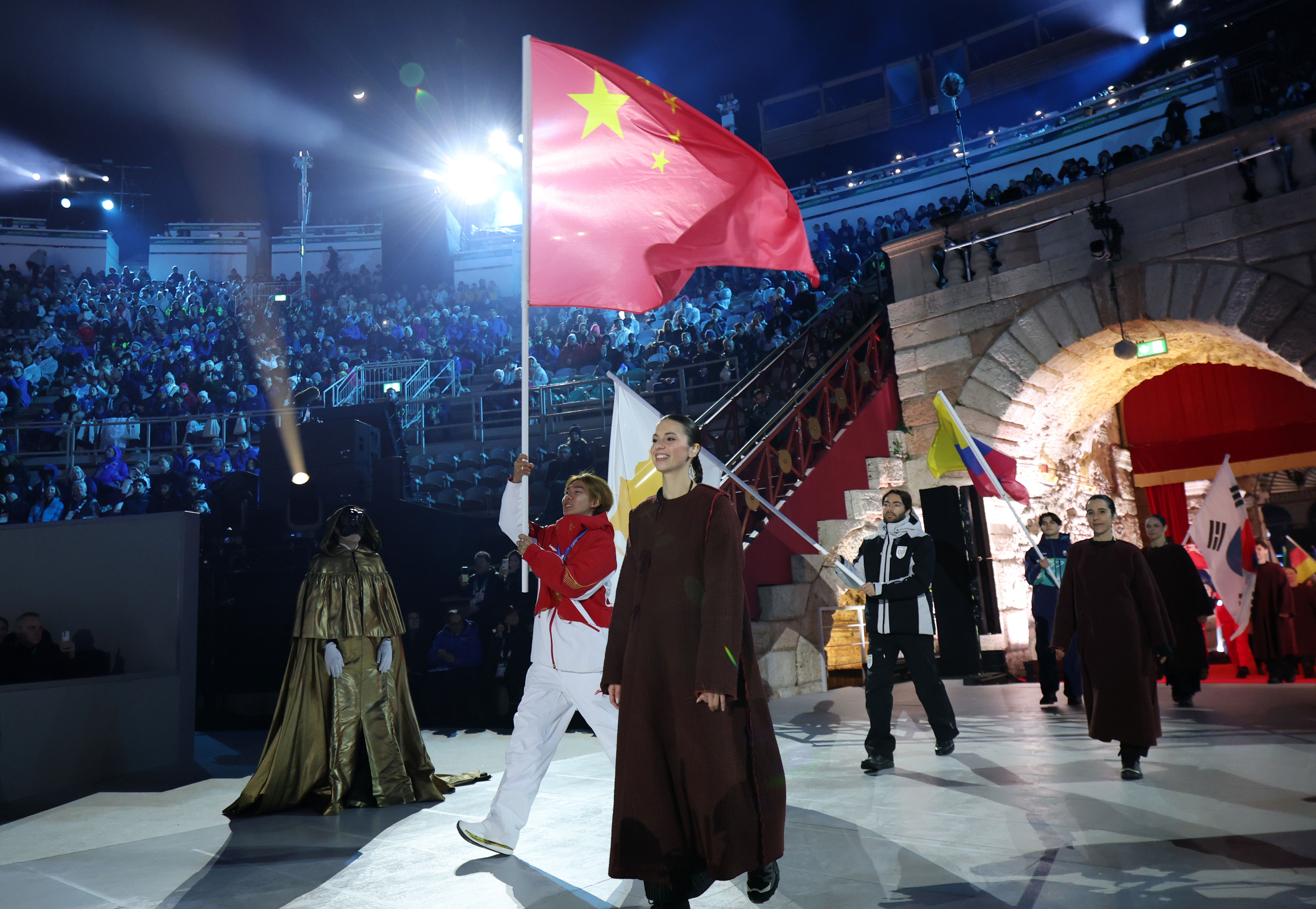 2026米兰科尔蒂纳冬奥会闭幕式 中国代表团旗手苏翊鸣 入场仪式_冬奥会闭幕式