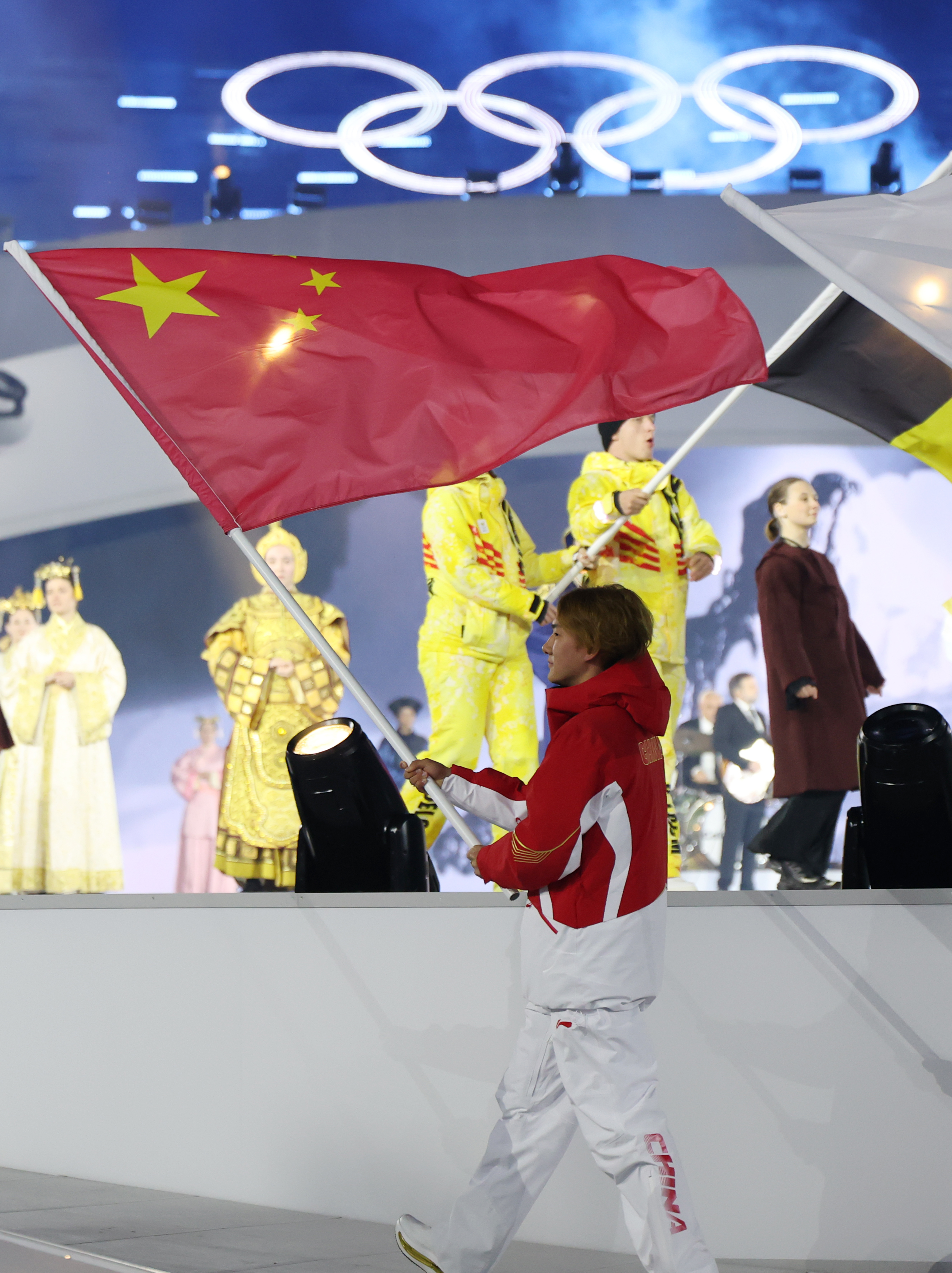 冬奥会闭幕式_2026米兰科尔蒂纳冬奥会闭幕式 中国代表团旗手苏翊鸣 入场仪式