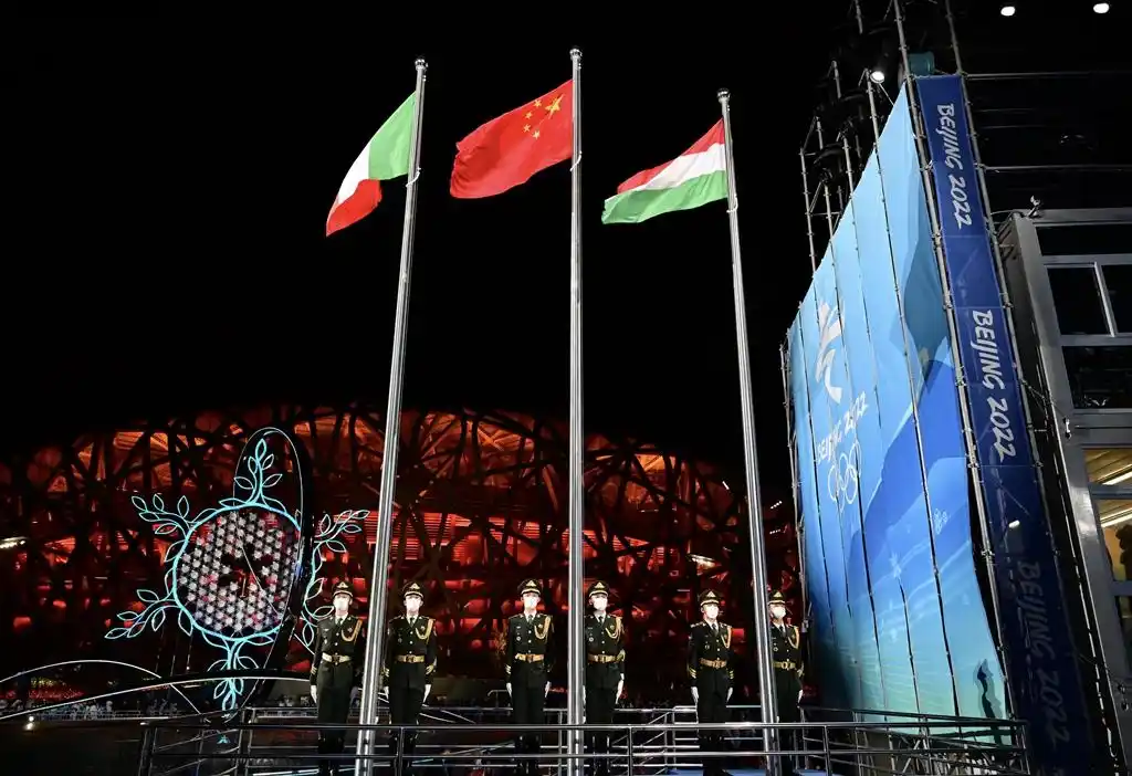 北京冬奥会短道速滑混合团体接力颁奖仪式举行，中国队夺首金