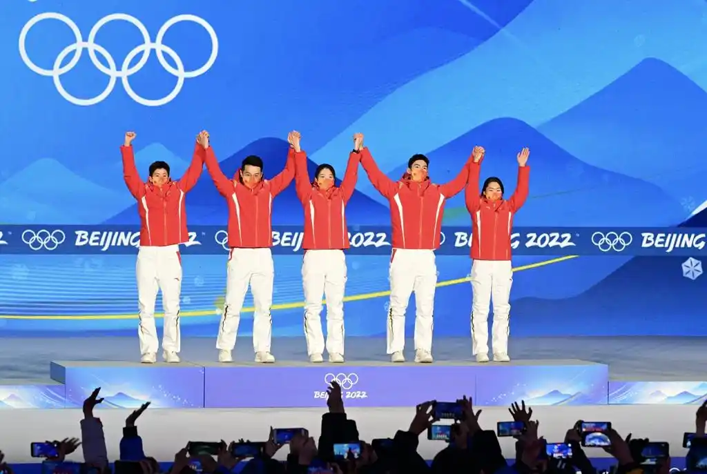 北京冬奥会短道速滑混合团体接力颁奖广场_冬奥会颁奖广场首次启用_冬奥会奖牌