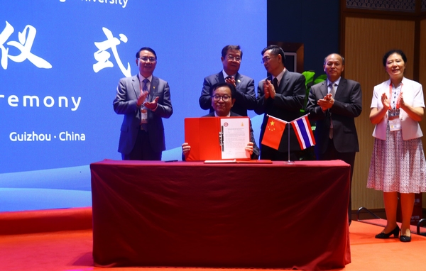 (图片1)在2021年中国-东盟教育交流周第三届中泰高等教育合作论坛上,贵州大学党委书记李建军代表贵州大学与泰国皇太后大学签订合作意向书。贵州大学供图