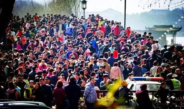 五一出行高速免费时段_破解五一出门见光死_高速驾驶技巧