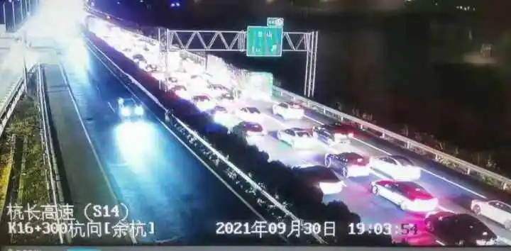 国庆假期杭州高速路况：多路段因大流量和事故排队缓行