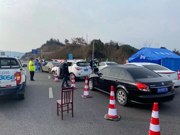 高速交警配合卫生防疫部门设置查控点位_高速交警_四川高速交警防疫检查站