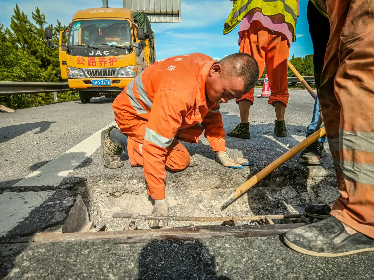 炎炎夏日，抚州高速养护人不惧高温坚守一线保畅通