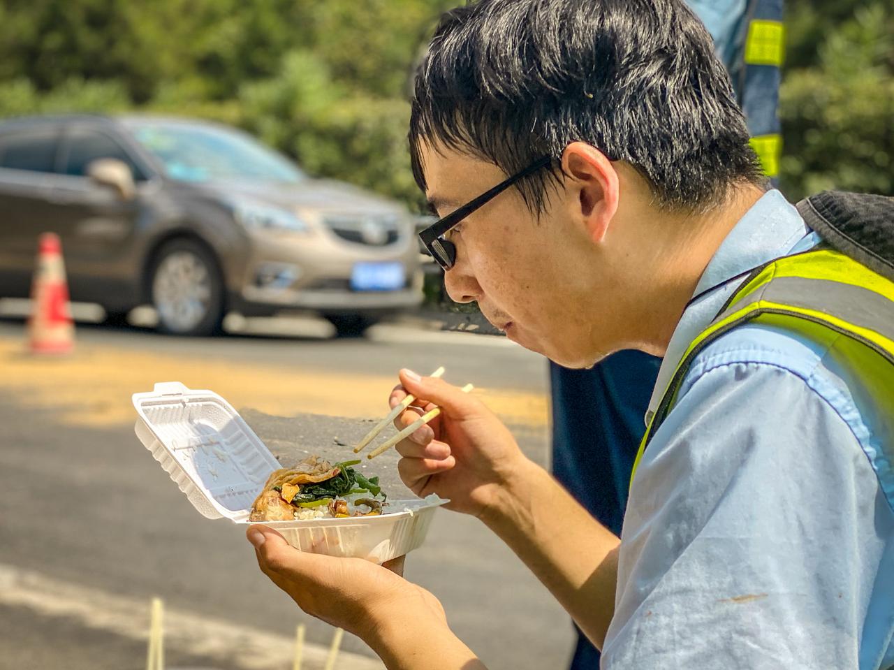 高速公路养护人员补坑槽_高速维护_高速公路养护人员高温作业