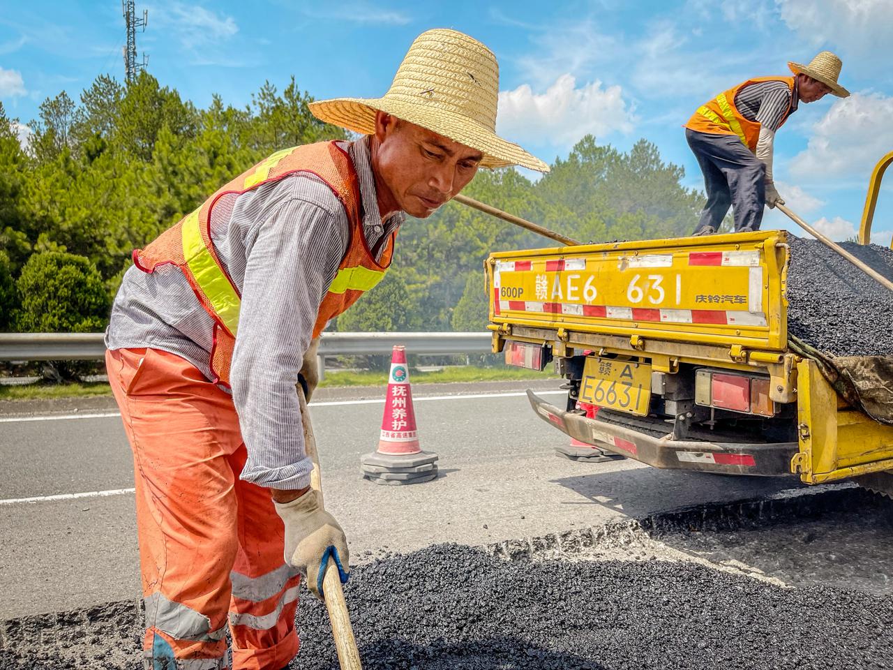 高速维护_高速公路养护人员补坑槽_高速公路养护人员高温作业