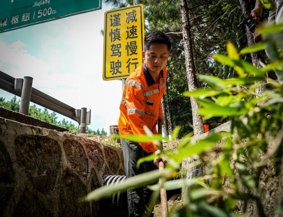 高速公路养护人员补坑槽_高速维护_高速公路养护人员高温作业