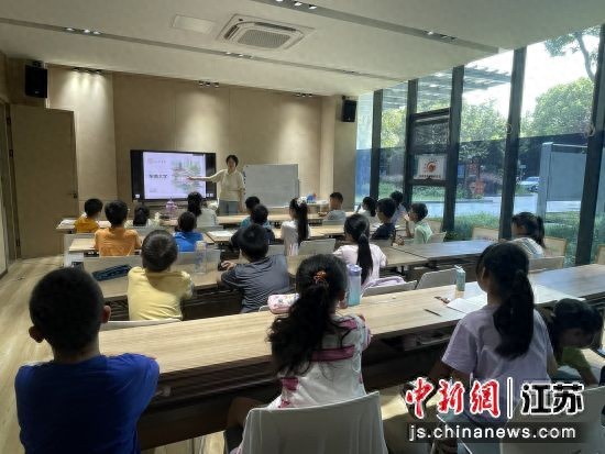 高校学子走进苏州暑托班，开展‘我和我的大学’交流分享活动