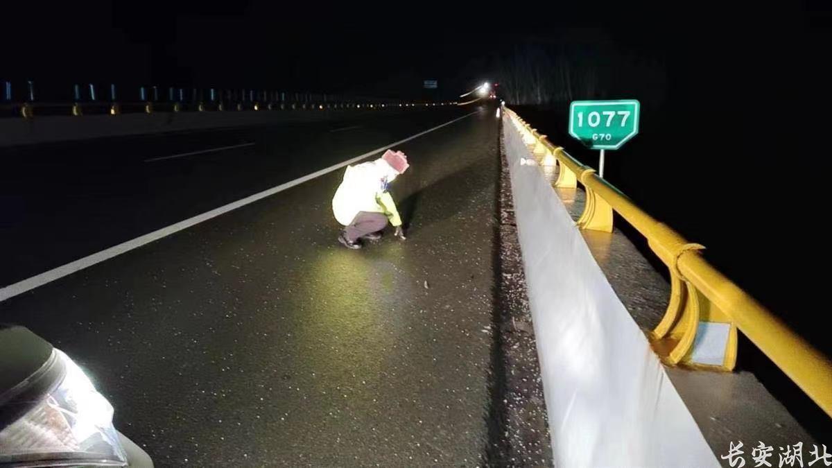湖北高速交警雨雪天气应急保畅_湖北高速交警除冰融雪措施_高速交警