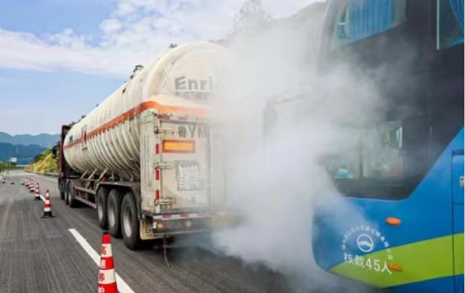 福建高速施工路段事故应急演练，涉及高速交警等多部门联动