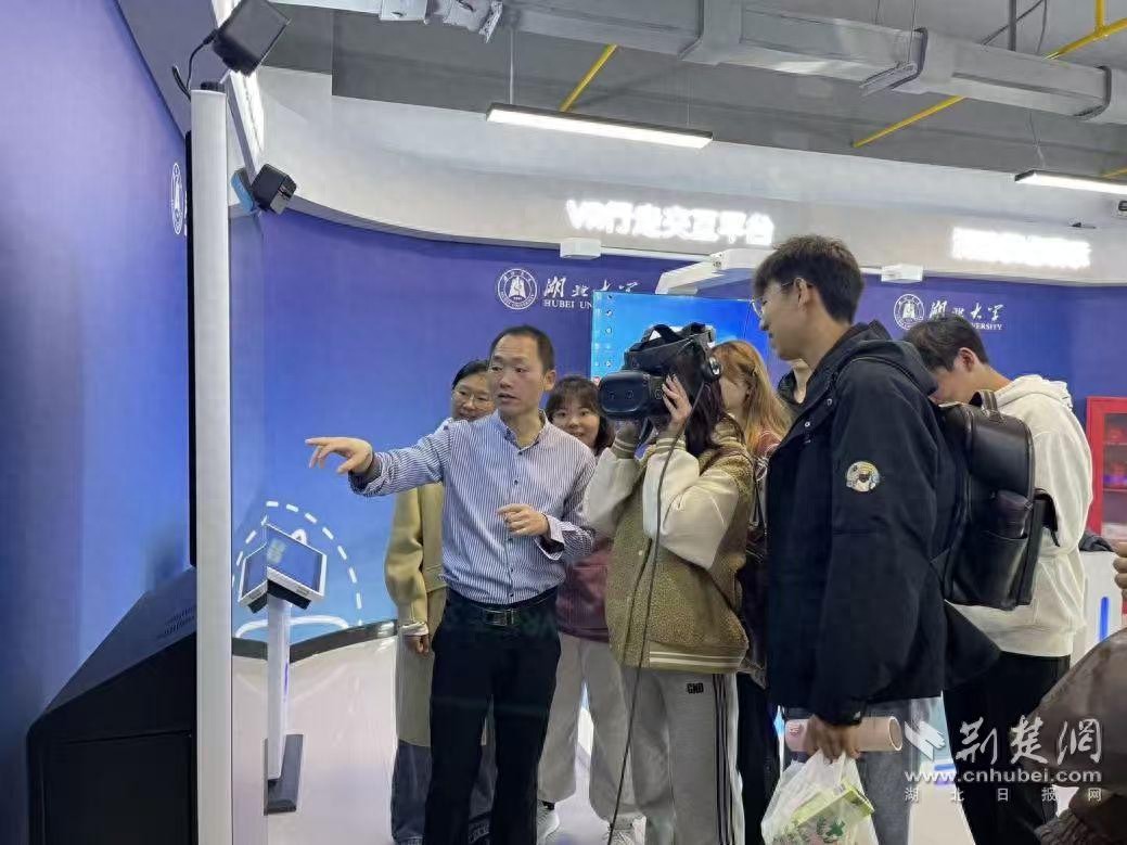 湖北大学新生沉浸式体验VR专题安全教育活动，掌握应急技能