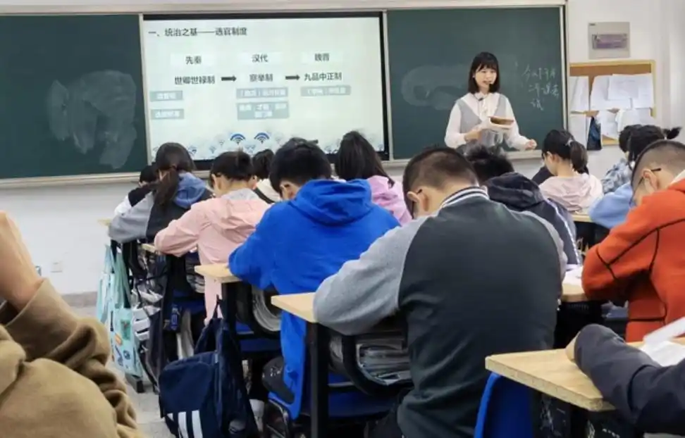 985教授揭秘职业真相：机会、威胁与职称陷阱全知道