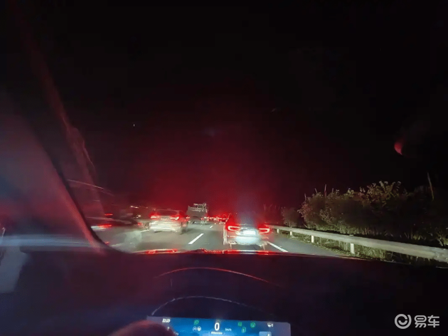 新手夜间高速公路安全_夜间驾驶高速公路经验_高速行车注意事项