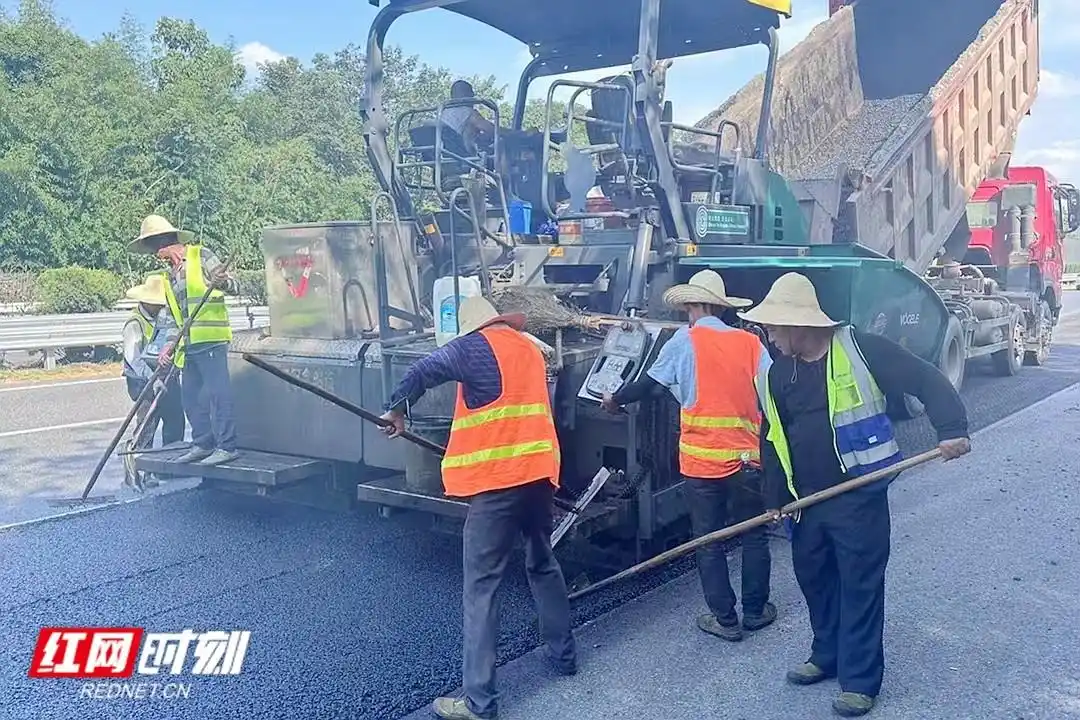 高速公路养护工_高速道路养护_高温下的养护工作